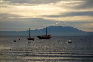 Vulkan Osorno mit See und Booten