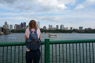 Boston Franzi am Fluss