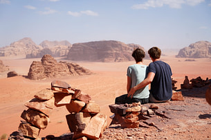 Wadi Rum Paar Blick in die Wüste