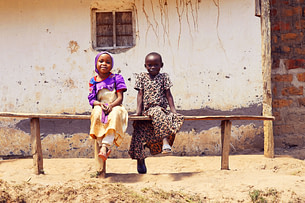 Usambara Wanderung Mädchen auf Bank