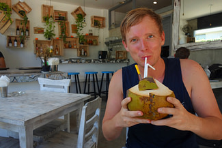 Bali Matthias mit Kokosnuss