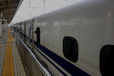 Shinkansen am Bahnsteig
