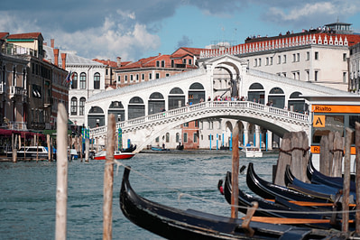 Venedig Rialtobrücke weit mit Booten