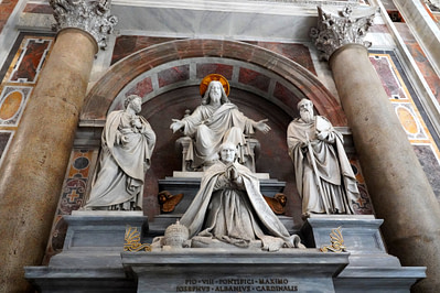 Vatikan Petersdom Statuen Päpste