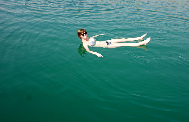 Totes Meer Franzi schwebt im Wasser