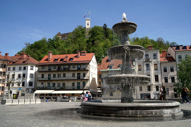 Ljubljana Springbrunnen und Burg