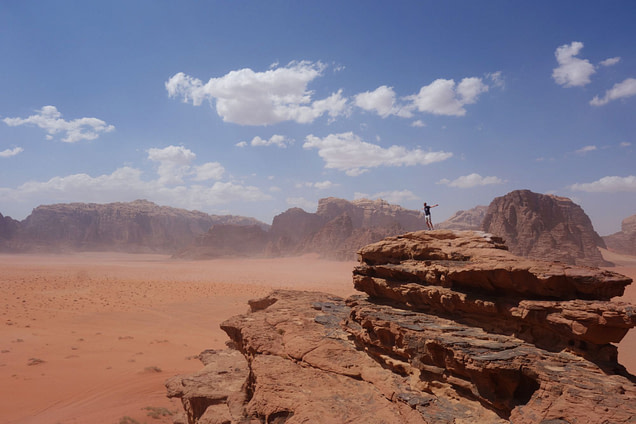 Wadi Rum Matthias auf Fels vor Wüste