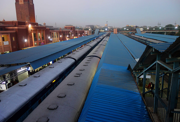 Indien Zugfahren Blick auf Bahnhof