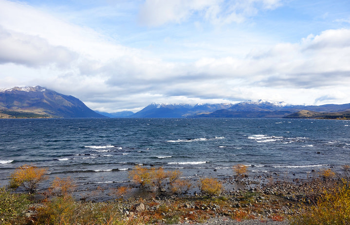 Argentinien Lago Huechulafquen mit Bergen