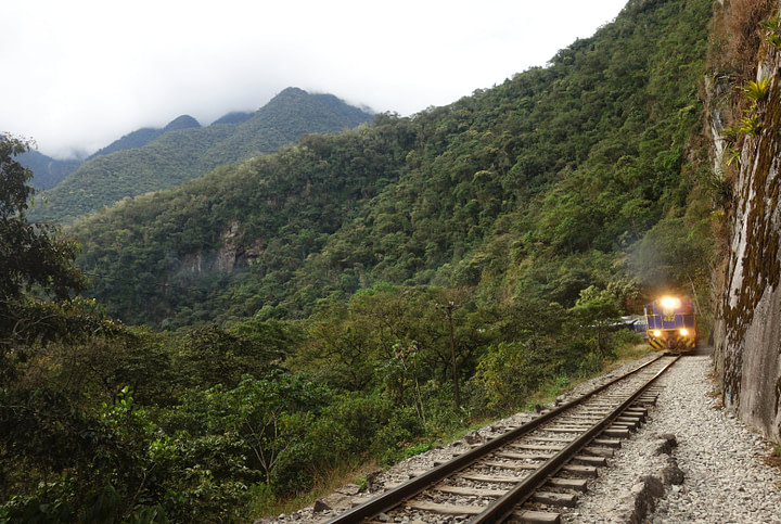 Peru Salkantay Trek Schienen und Zug