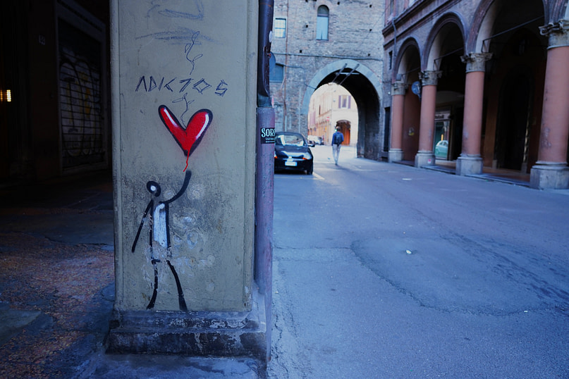 Bologna Arkade und Graffiti