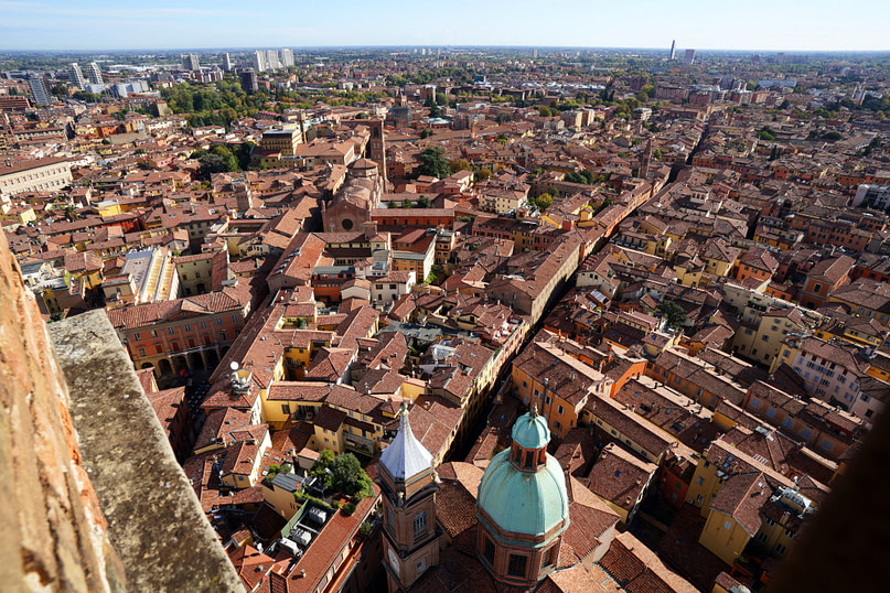 Bologna Blick Torre Asinelli rote Häuser