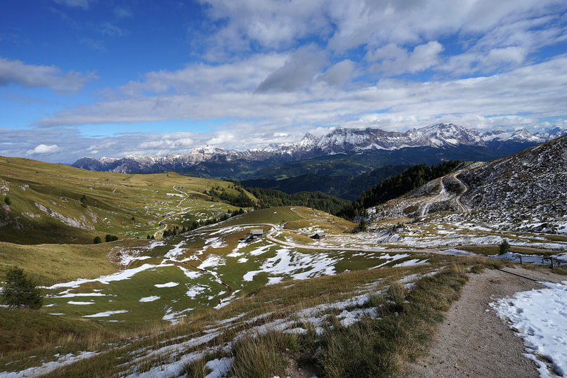 Dolomiten Peitlerkofel Wanderung Blick auf Berge und Weg