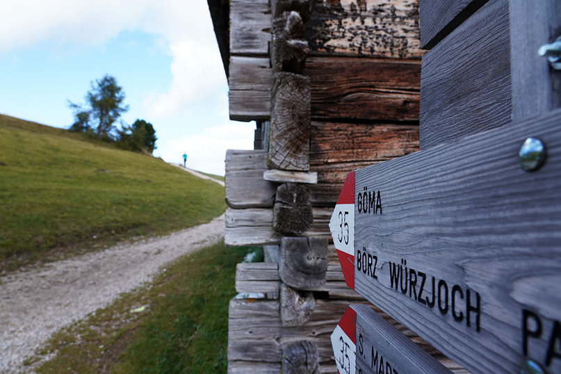 Dolomiten Peitlerkofel Wanderung Schild und Franzi