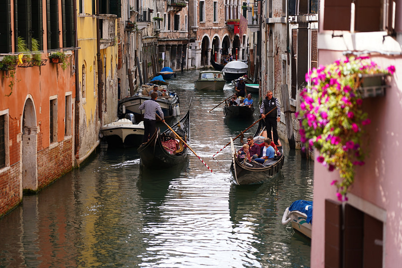 Venedig Sehenswürdigkeiten Kanal mit Gondeln