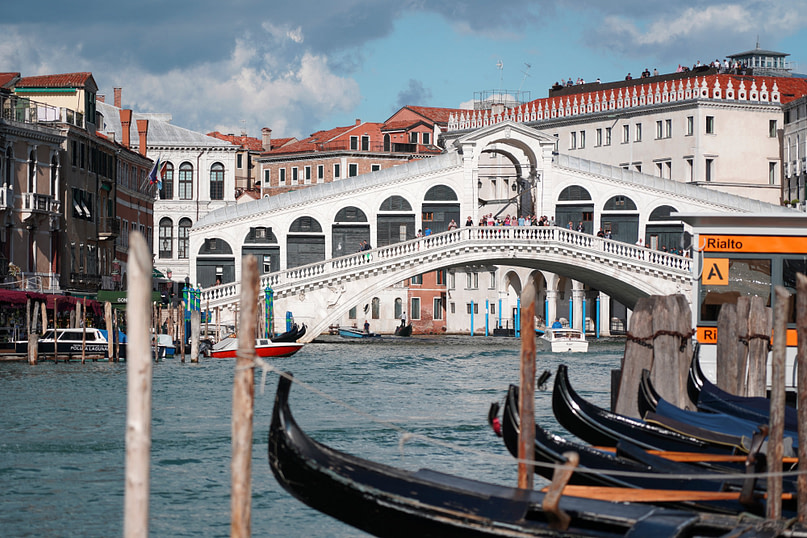 Venedig Rialtobrücke weit mit Booten