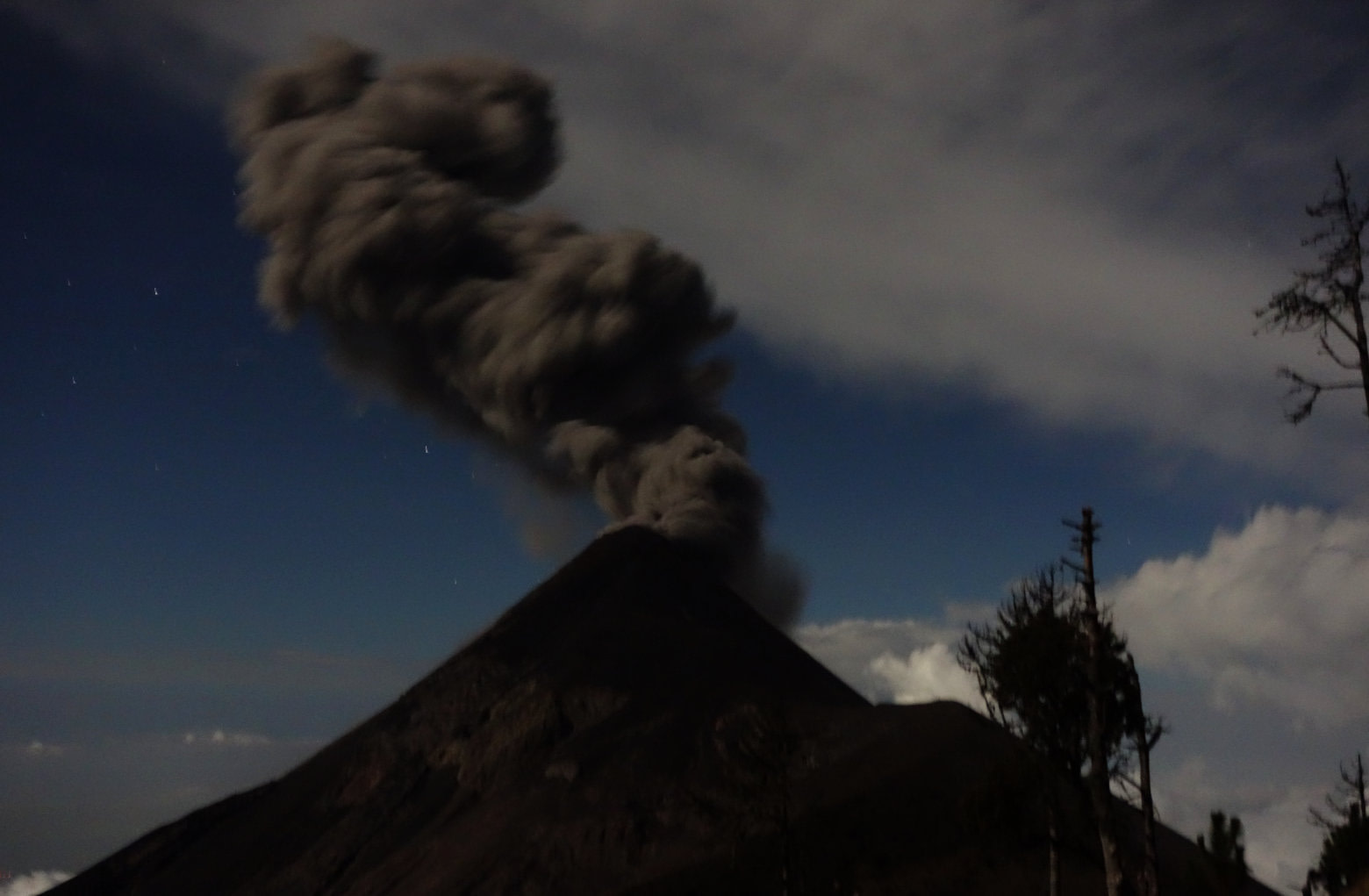 Wanderung Auf Den Acatenango Ob Der Aktive Vulkan Fuego Ausbricht