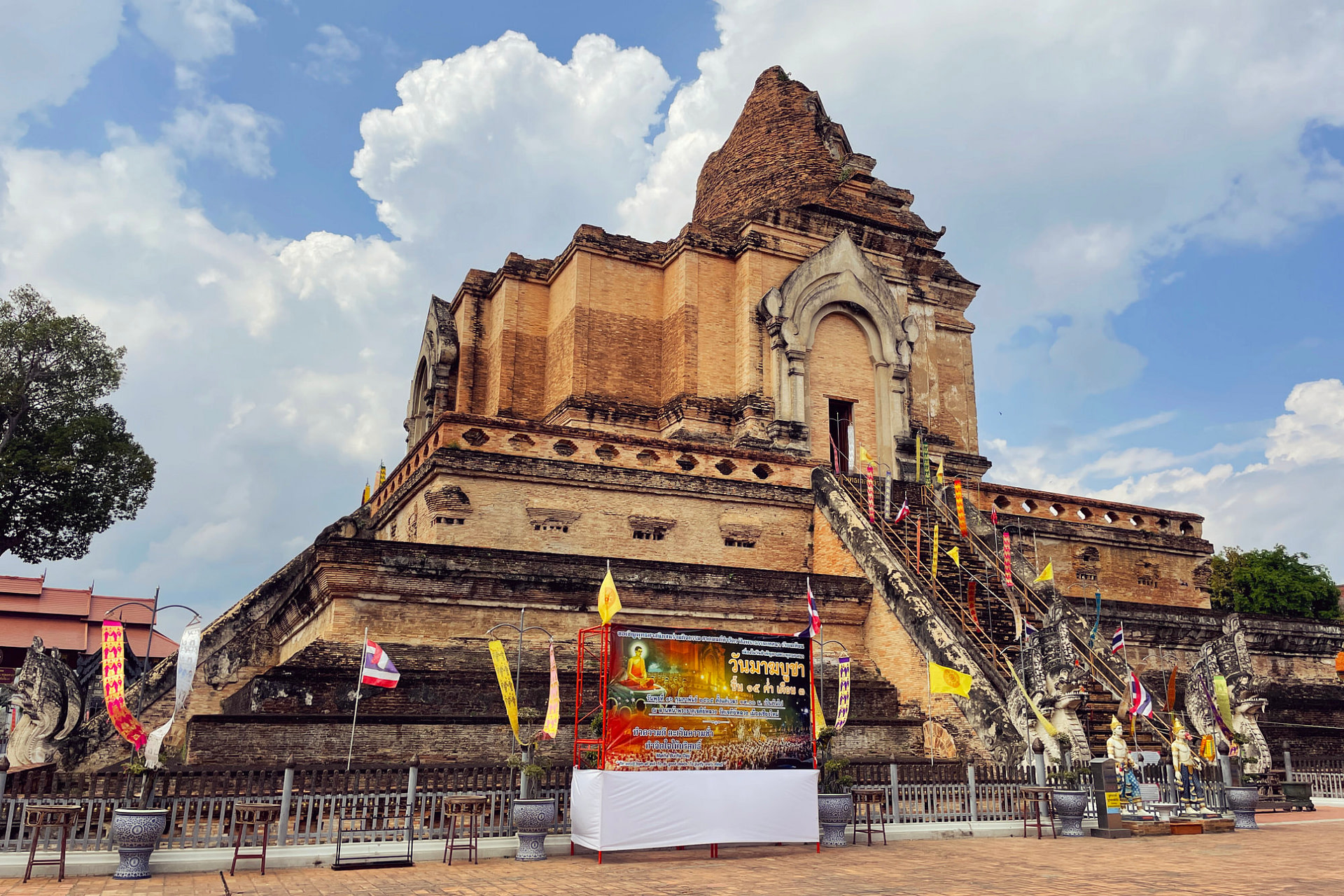 Chiang Mai Wat Chedi Seite